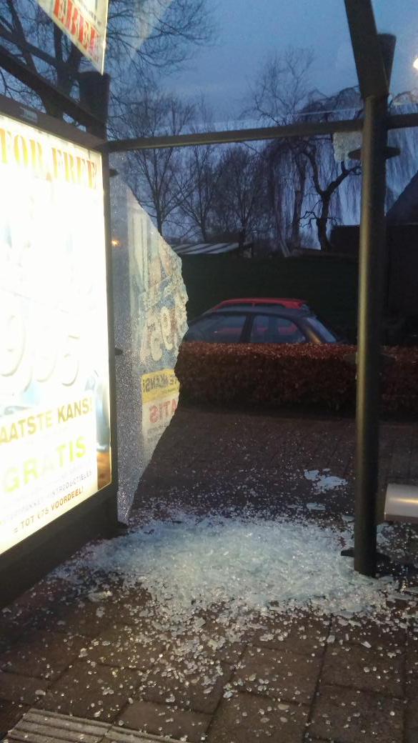 @POL_Hoorn ligt/hangt al bijna 24 uur gevaarlijk glas bij bushalte Lange Akker