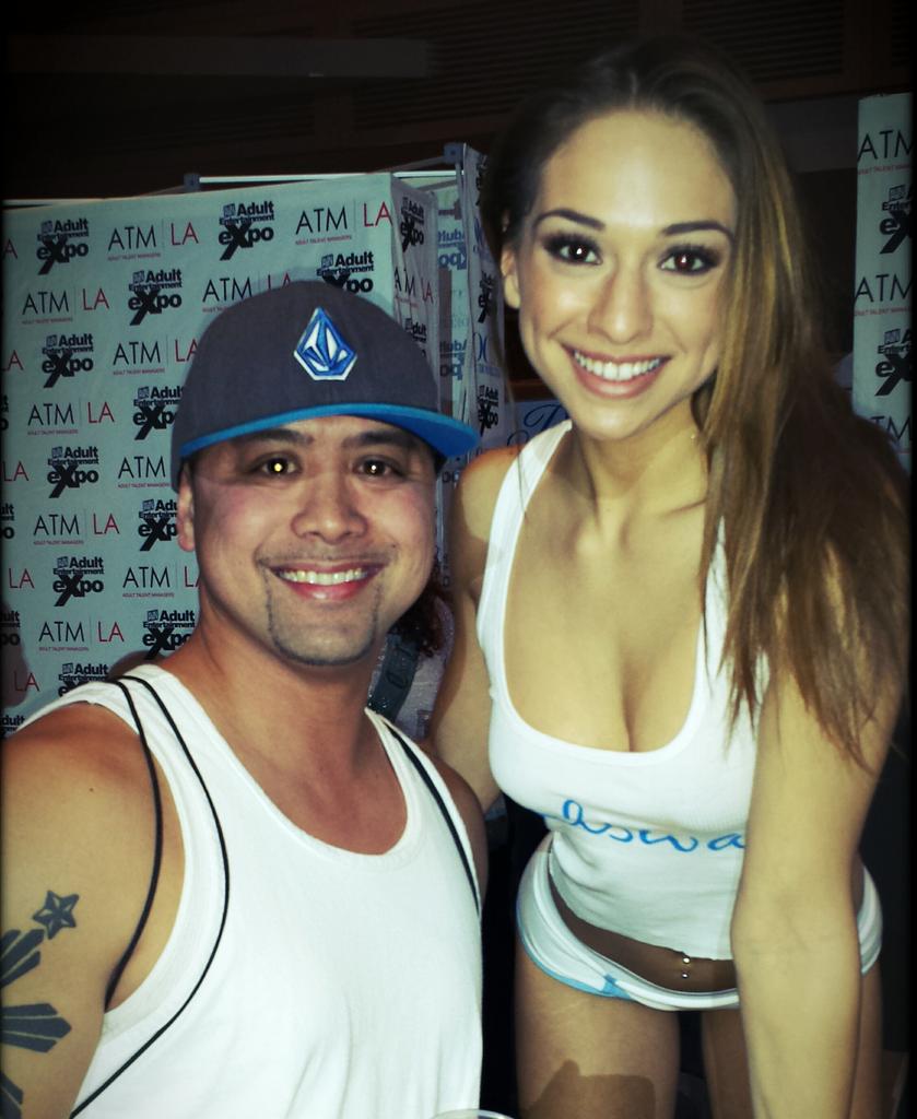 MLete4's tweet photo. @SaraLuvvXXX Thanks for the photo! 👍#AVN2015Expo http://t.co/AF33gvD7kH