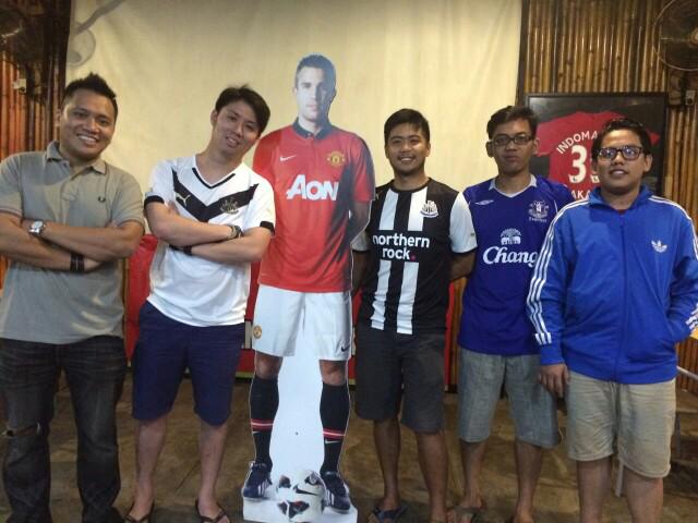 IndoToonArmy's tweet photo. Jumpa fans The Mimins feat. Van Persie. @ChelseaIndo @INA_Citizens @IndoEvertonian http://t.co/1kgj7oJn4f