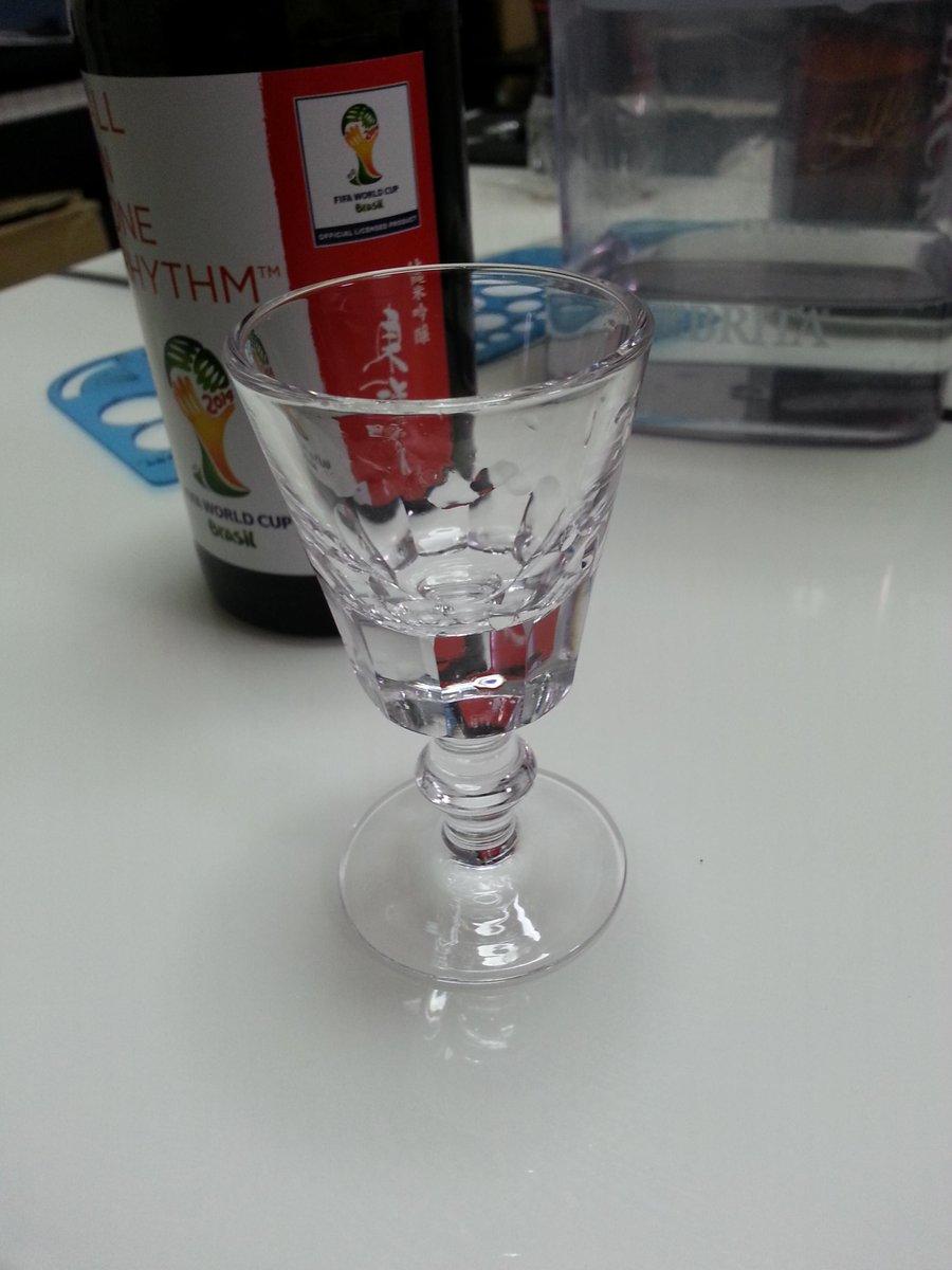 谷津 ホレンテ島の魔法使い 2 25発売 年末萩で買ったワンショットグラス 高杉晋作 が使ってたものを復刻したとかいう触れ込みのものなんだけど そんなことよりデザインがかっこいい 萩ガラスは基本うすい緑色が特徴なんだけどこれは普通の無色のガラス