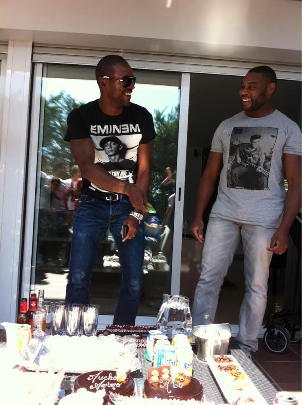 SShadyTR's tweet photo. Futbolcu Abidal Eminem tişörtüyle. http://t.co/Bw5qnnDlzd
