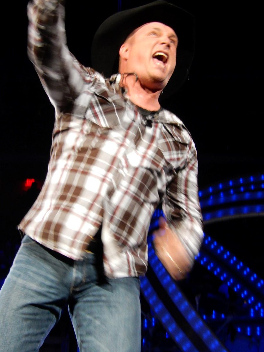 RedSoxBelieve's tweet photo. Hey @GarthBrooks! Be careful with that finger! It's pretty powerful! #GarthinBoston #TDGarden #ThankYouGarth http://t.co/Bn7wIpmqzv