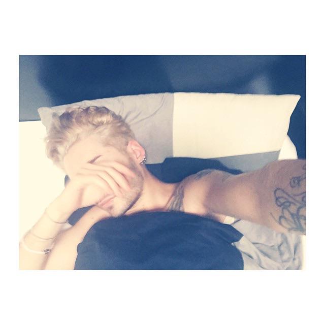 BKaulitz__'s tweet photo. #sundays 🚬🍸😎💵✖️ http://t.co/JzL7TvG9Xw
