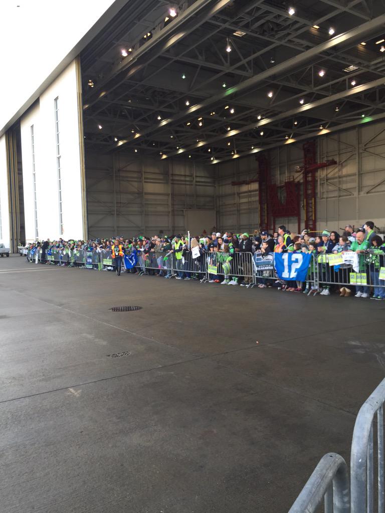 komonews's tweet image. Follow Kara for updates! RT @KaraKostanich: Check out the #12s on the tarmac at #SeahawksSendoff!