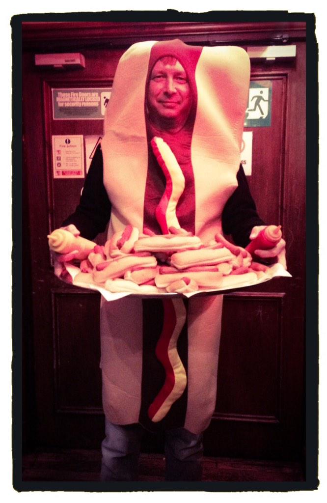 RoyalPier's tweet image. Our doggy dreams have come true, @daicaprice has donned the dog! #DaiTheDog #DonTheDog #FreeHotDiggityDogs