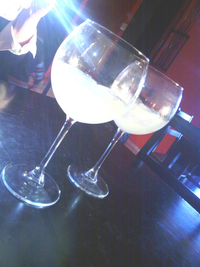 ElsaLeo2's tweet photo. Vaya dia de copas con la guapa de mi cuñada @ElenaVT97 http://t.co/0ANvFcALmT