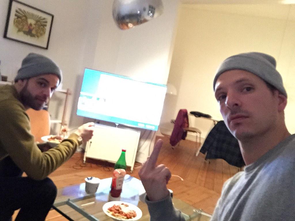ThomasMy's tweet photo. Fuck nu a med håndbold.... Søndags chill med Xgames! Nåede lige at bikse en bolo frem i pausen #gotorstein #dr3x http://t.co/BWhXgV3521