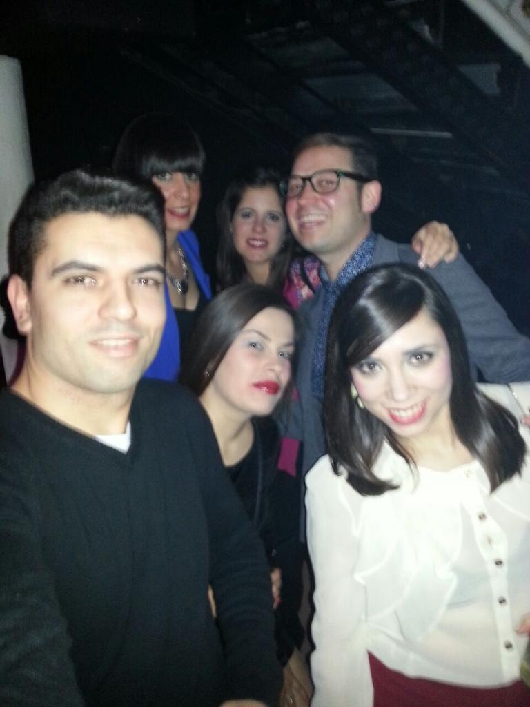 marianosanre83's tweet photo. Juntos pero no revueltos jajaja @vanessa2185vane @Andres_GR_ @MARIA_GJ80 @Cris_Horri @DiestroLucia http://t.co/RBuGq5OEM0