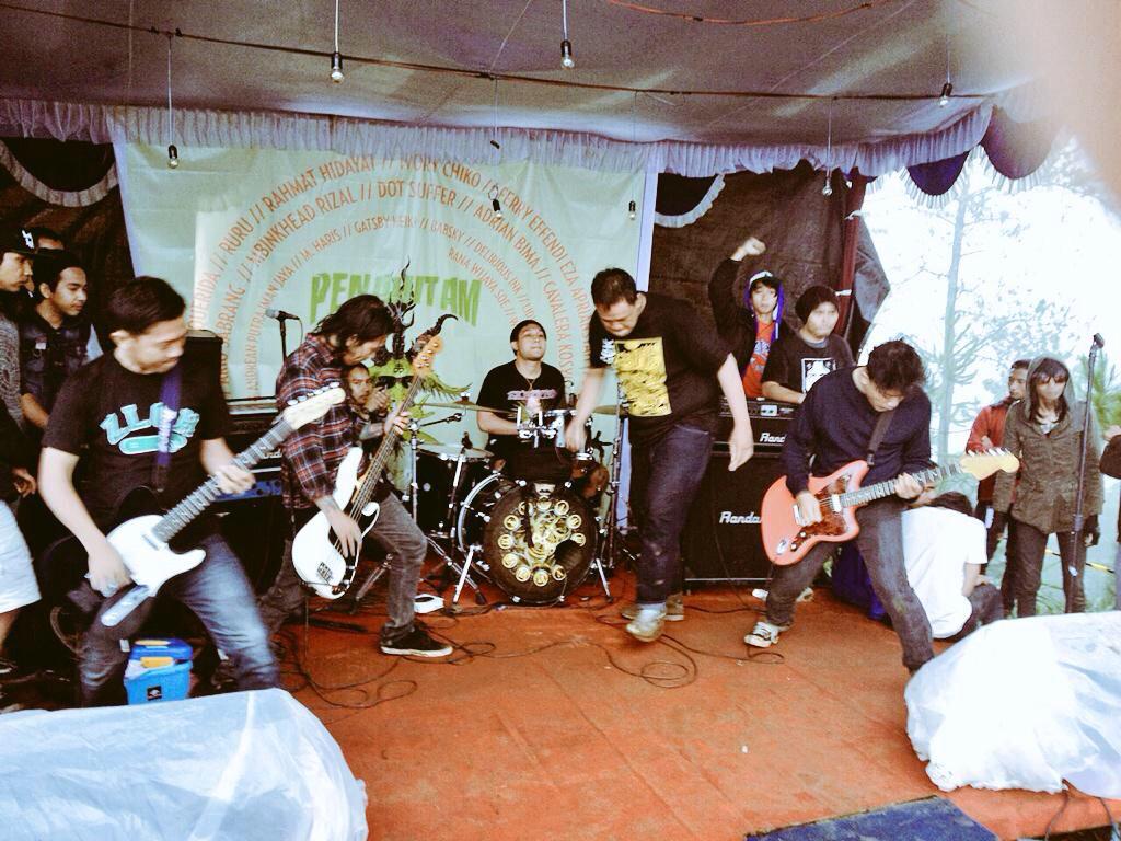 Pengalaman yg sangat berkesan,terima kasih <a href="/penahitam_arts/">CIRCLE P</a> <a href="/houtenhand/">have a good night! 🌙</a> <a href="/ZilchStreetwear/">ZLCH</a> &amp; teman2 lainnya, see you :)