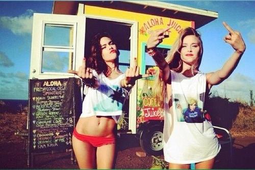 JHechosofficial's tweet photo. @_____Jhonson via IG: "Un verano con mi chica @ImJennifer  🌴👙 #tbt

#J___Hechos

―Cam. http://t.co/EkZ7tpsM0j
