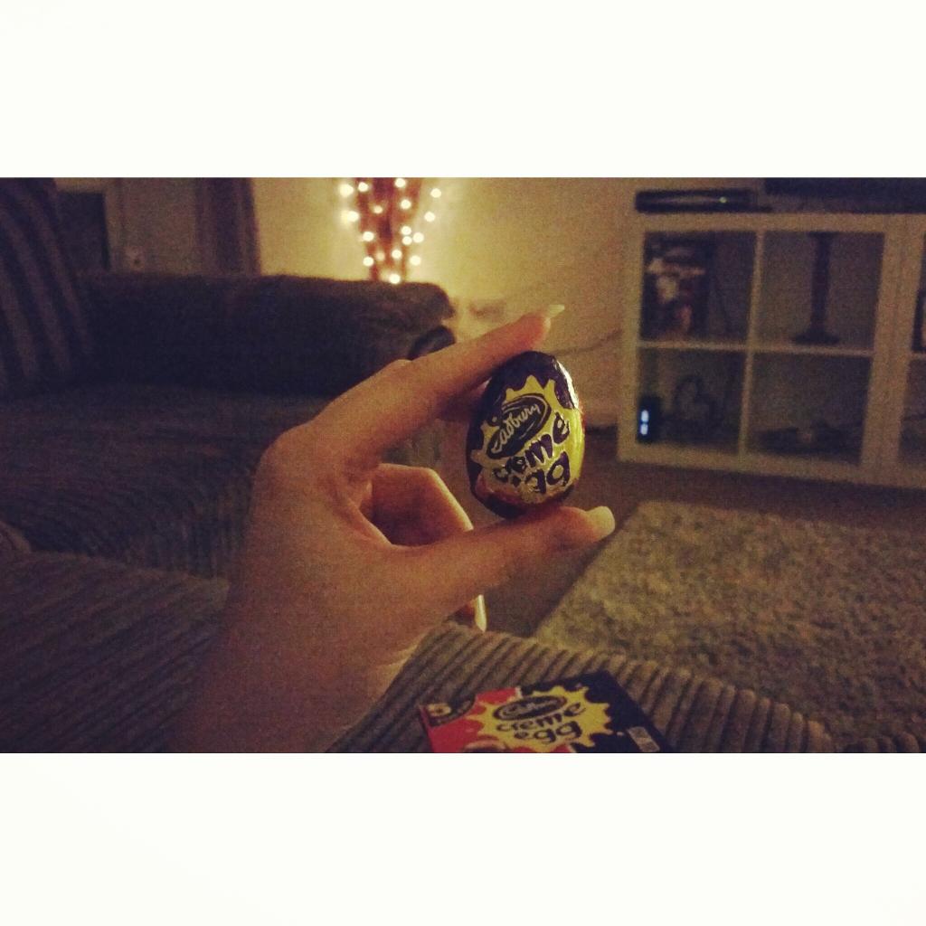 jaydee_a_'s tweet photo. Cream eggs and top gear! 😋💛✌🚘⛽🚘 http://t.co/wyU3P3H2HS