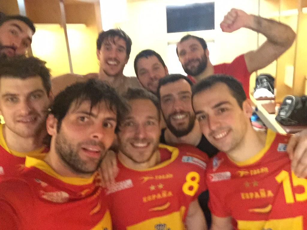 A9Garcia's tweet photo. A cuartoooos!! Vamos Españaa!! A seguir!! #Hispanos #Equipo #LiveitWinit http://t.co/bHcN9jRY7v