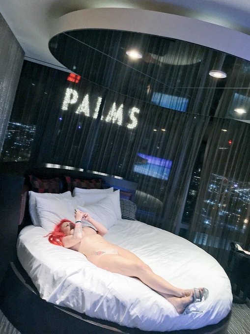 If you look closely, there's a sign in the background. @Lilymadisonxox naked in bed, taking selfies.<a href="/tag/mfc"class="tags"><span>#mfc</span></a>