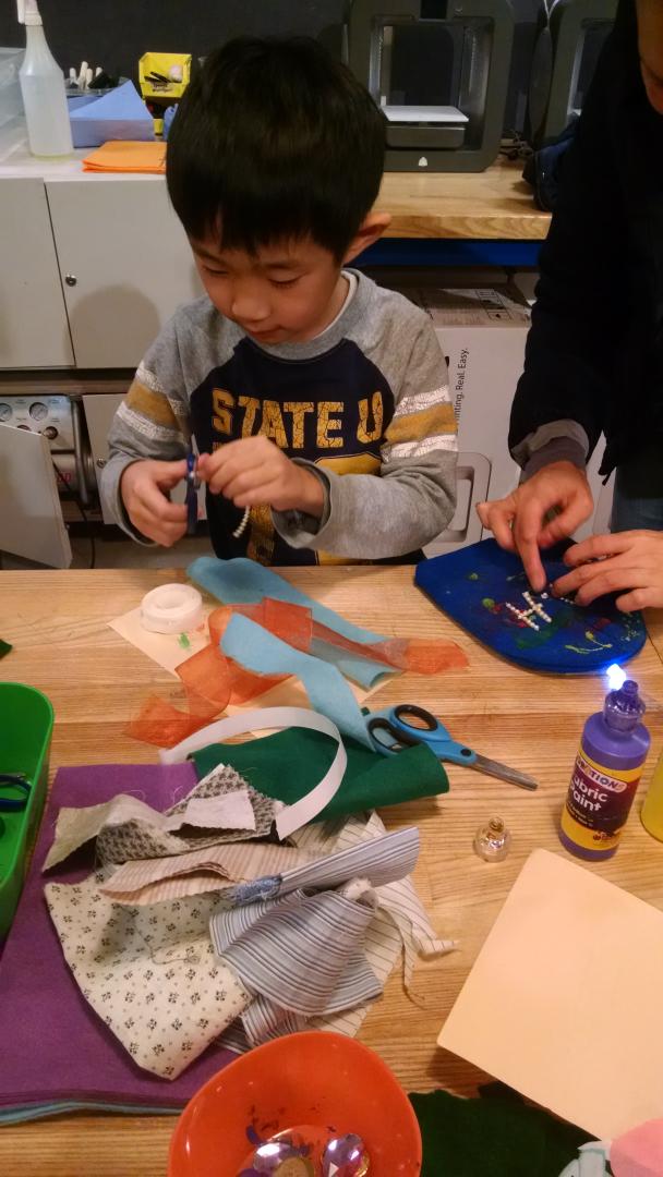 invent_abling's tweet photo. @coffeechugbooks @nysci using lights and smart fabrics to make awesome hats ! http://t.co/voNTJWntLH