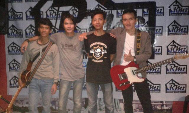 Obelix_INA's tweet photo. Thanks to @RumahMusikIndie .di tunggu event selanjutnya. http://t.co/KplUeo4dc1