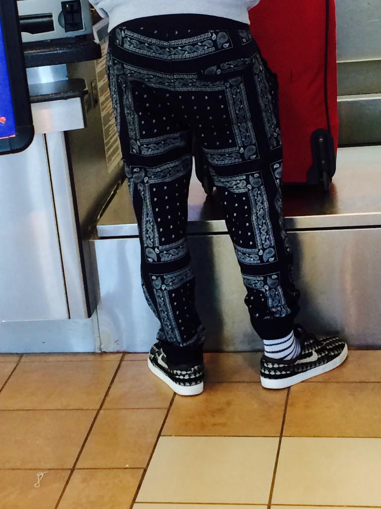 bobjo25's tweet photo. People watching at the airport...#banadanapants #crazystuffpeoplewear http://t.co/AMljk15wLO