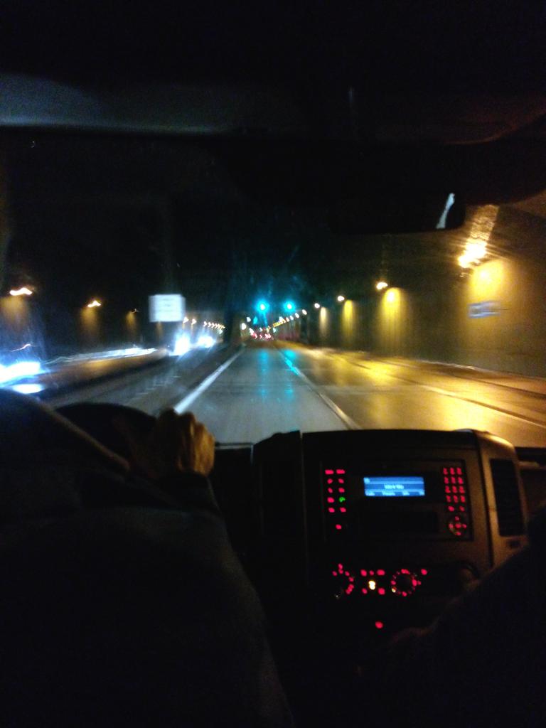 TenguD's tweet photo. TenguD auf dem Heimweg. - Aber noch nicht auf der Autobahn. http://t.co/EdkVTUIN68