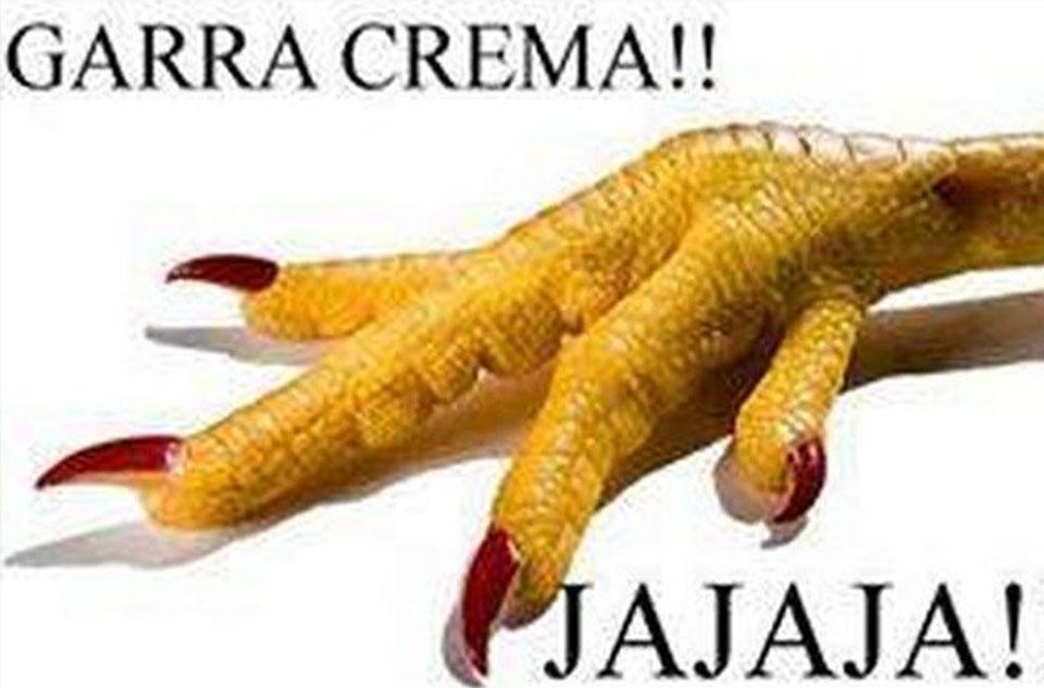 Latina_pe's tweet photo. [GALERÍA] #LoMásLeido Universitario de Deportes: Mira los memes que dejó la Noche Crema http://t.co/hYaaKd8XIt http://t.co/pilkmCA7gL