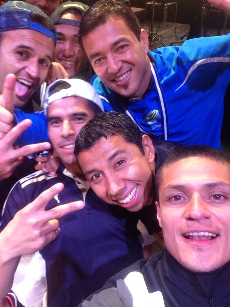jairo77ras's tweet photo. Anoche despues del juego http://t.co/H6nqtwhJz3