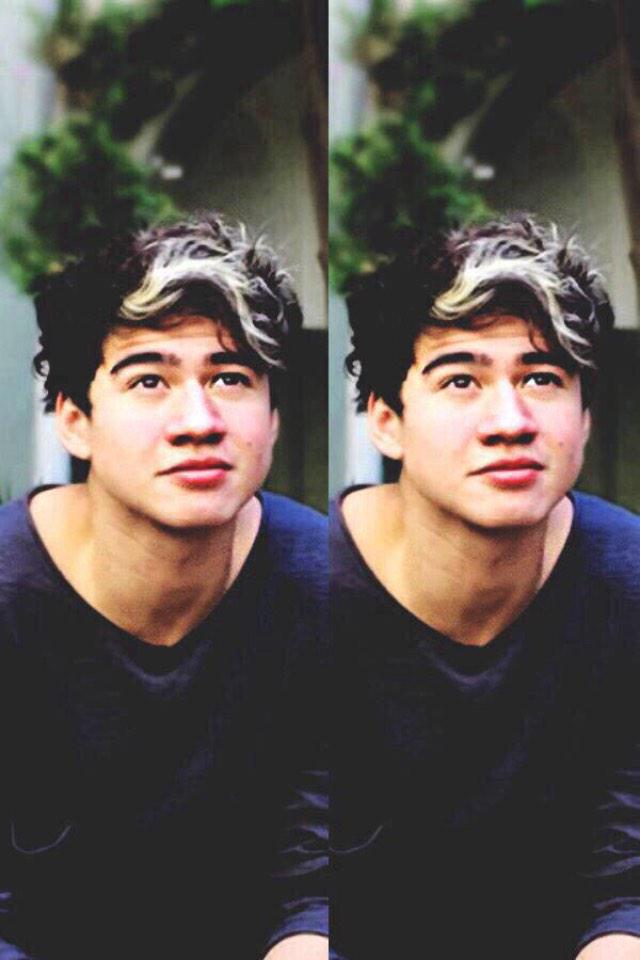 Happy Birthday to the lovely Calum Hood. Hope you have a great day!! You\re amazing     