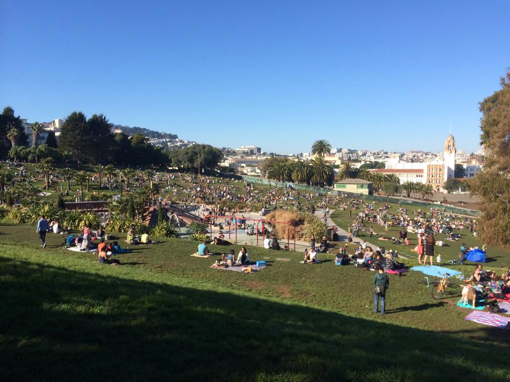 JayMinz's tweet photo. Not a pic from last summer.  Sunny January day at Dolores Park SF. Gotta love NorCal. #CaliforniaSunshine  @onlyinsf http://t.co/91wSQujHjr