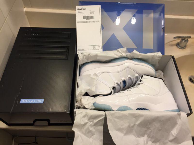 Imfrayze's tweet photo. 🚨🚨Air Jordan Retro 11 Columbia (2 pair of size 12s 2 pair of Sz 11) $190 they are going fast🚨🚨 http://t.co/bFIFOGvA4S