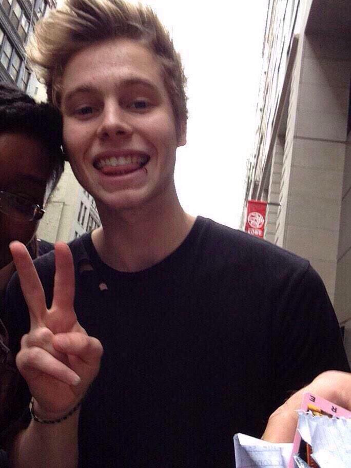 be my boyfriend im cute and i'll give you cuddles and neck kisses and forehead kisses