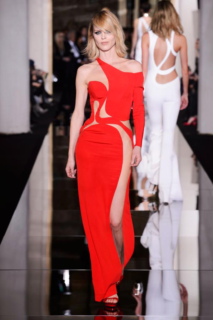 harpersbazaarus's tweet photo. The #Couture shows have begun! See the BEST looks from the Versace show HERE: http://t.co/wRuzoNEMkA http://t.co/P0hE9Scl8F