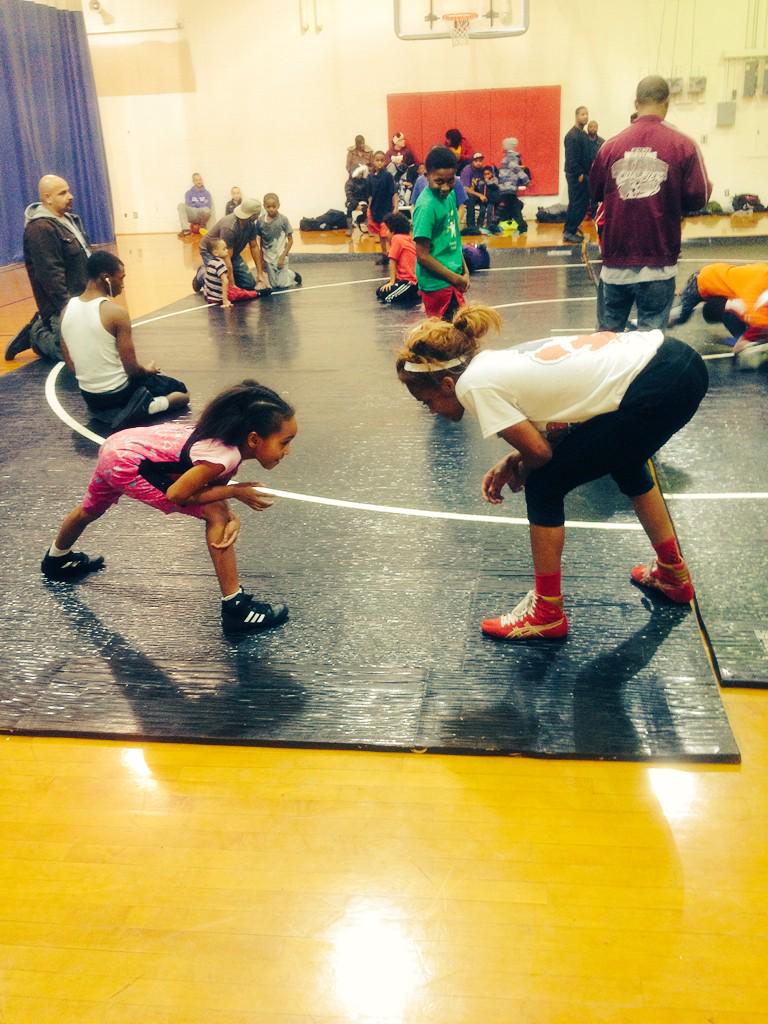 iiAm_Nae's tweet photo. - #MiniMe . 💪👧 http://t.co/1jbMmVQSRG