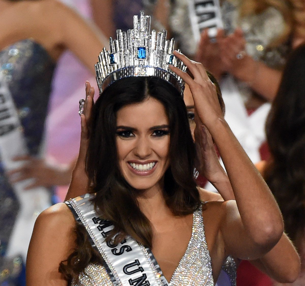 ELTIEMPO's tweet photo. .@PaulinaVegaDiep, la barranquillera que le da a Colombia su segunda corona de #MissUniverso http://t.co/jIU42RLSt9 http://t.co/S9NORPD7P6