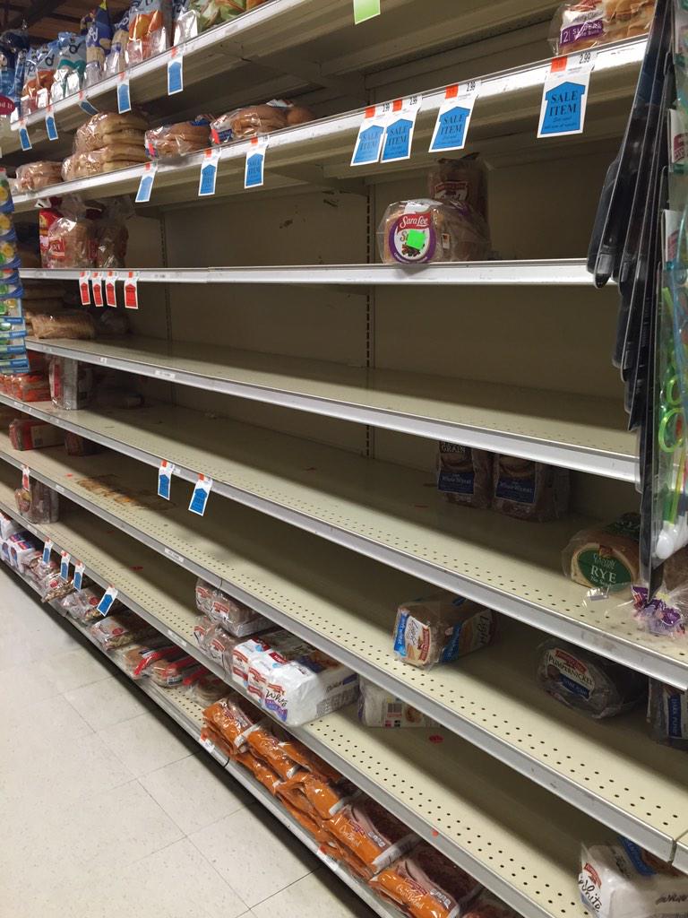 Ashleynye28's tweet photo. When people freak about the storm😂 http://t.co/wLTeUNIDmm