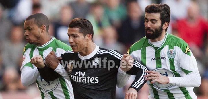 .<a href="/JuanfeSanzPerez/">Juanfe Sanz</a>: "Es un PENALTI CLARO que no vio el árbitro" #ChiringuitoPolémica bit.ly/1Byk1Pa