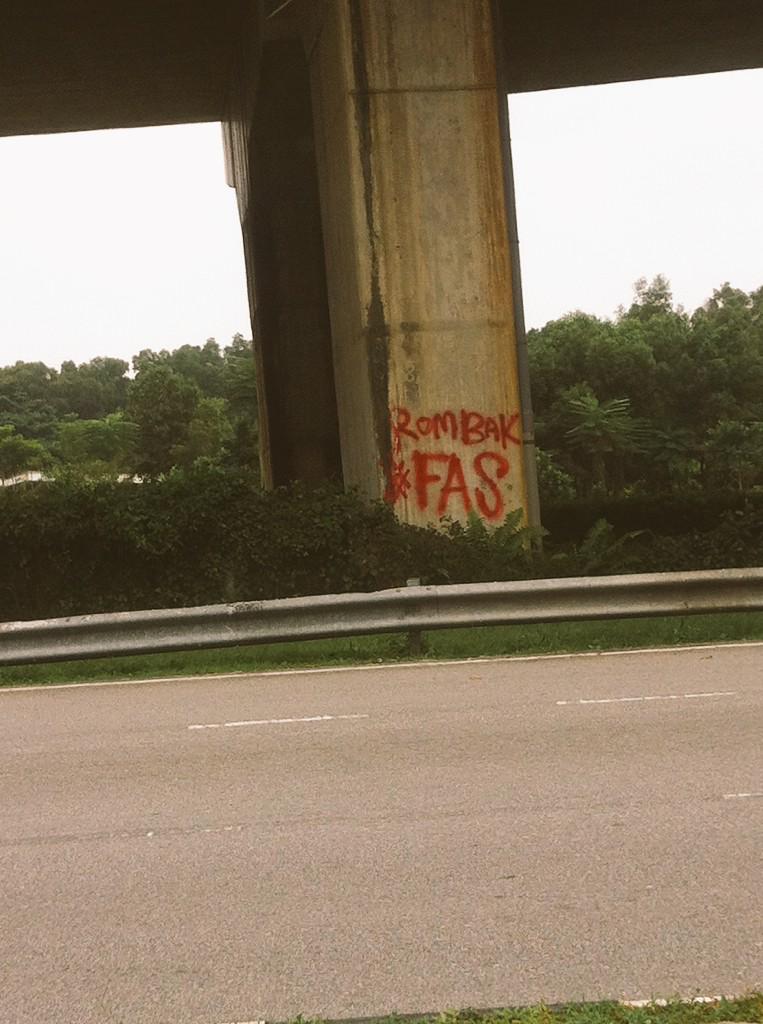 twtshah_alam's tweet photo. Sementara itu di Seksyen 13, Shah Alam
#RombakFAS
#SelamatkanBolasepakSelangor
#FASBangsat
cc: @ultraSel_ http://t.co/H8uij9dkpH