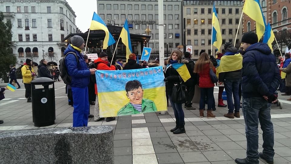 EuromaidanPress's tweet photo. Sweden demands that Putin releases Nadiya immediately! #FreeSavchenko in Stockholm today http://t.co/tOyEFpoTvc