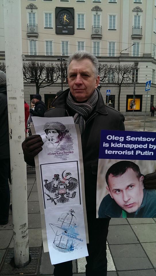 EuromaidanPress's tweet photo. Sweden demands that Putin releases Nadiya immediately! #FreeSavchenko in Stockholm today http://t.co/tOyEFpoTvc