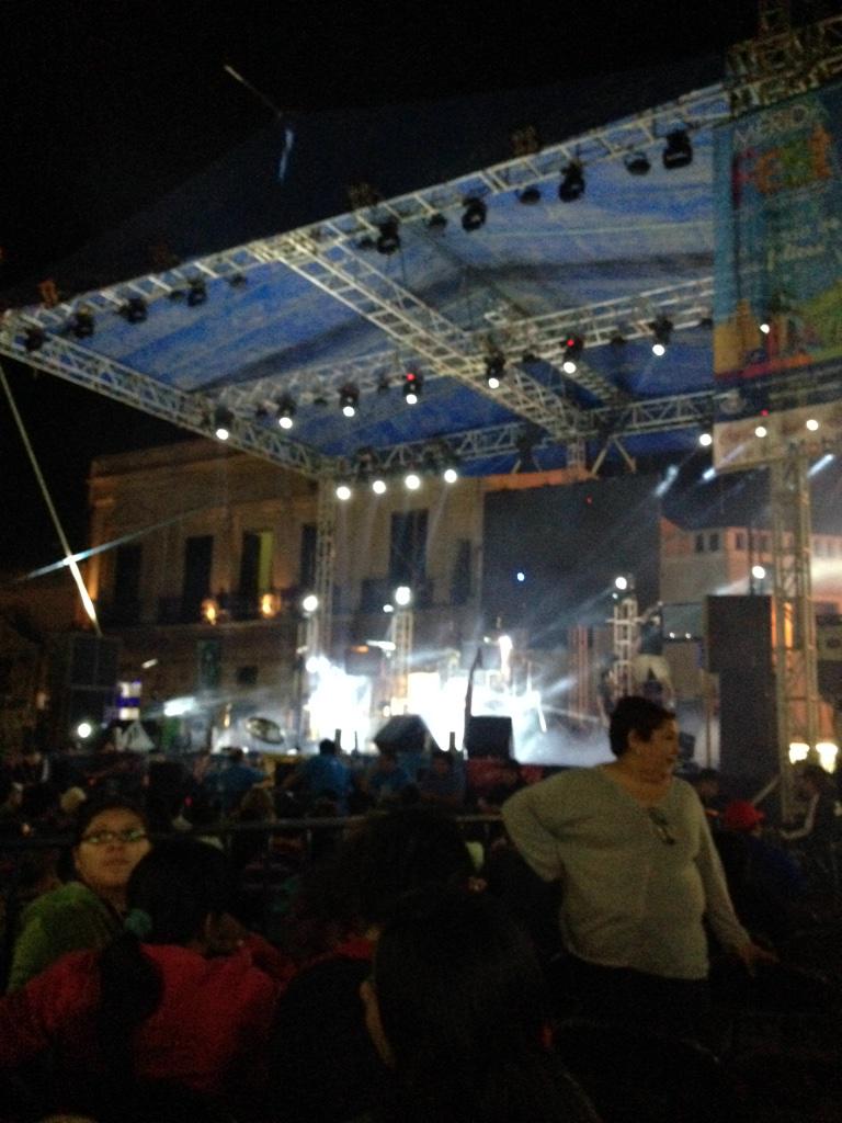 RenataMarrufo's tweet photo. Esos #ochenteros @MATUTEmx calienta motores en la #PlazaGrande #MeridaFest2015 ¡yo digo presente! http://t.co/QZWqVZNU7N