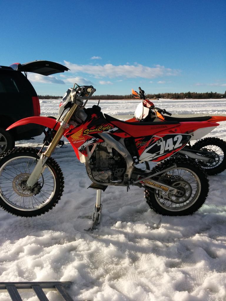 Joey450's tweet photo. Great day to be out on a beach at the lake.
#numbbum24hrs,@moto109 @SconaCycleHonda @numbbum24 http://t.co/i9MbqdaqDb