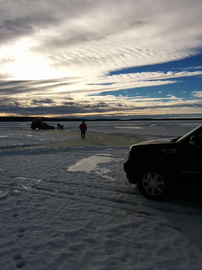 Joey450's tweet photo. Great day to be out on a beach at the lake.
#numbbum24hrs,@moto109 @SconaCycleHonda @numbbum24 http://t.co/i9MbqdaqDb