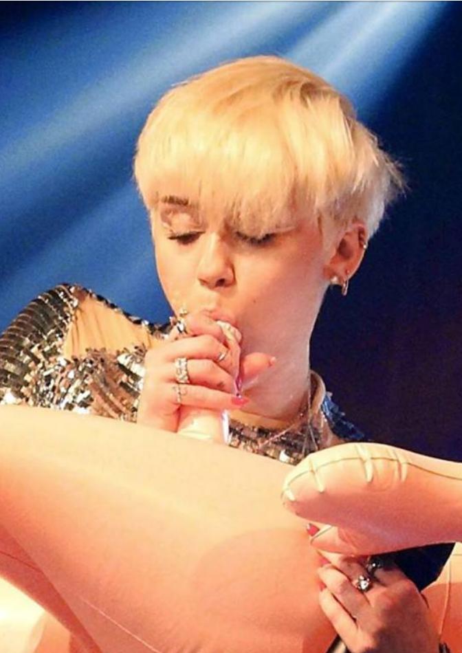 tumayoranhelo1's tweet photo. #enmistiempos esto no se veía en un concierto #miley #yateperdimos #prasiempre!! http://t.co/H32e4oPoMe