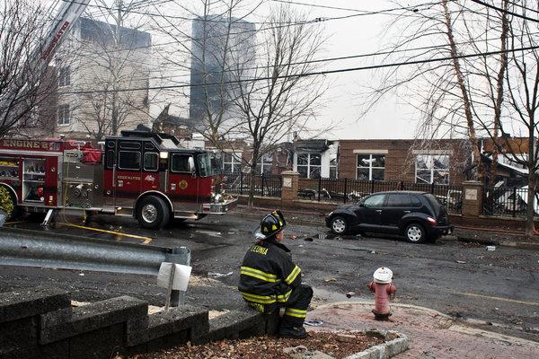 gima2327's tweet photo. Jennifer on Twitter: ➟ http://t.co/TOxi9ZHwiE Edgewater fire #Edgewaterfire Neighbors… http://t.co/geeCV3O3jd http://t.co/38JQ8pzdrk