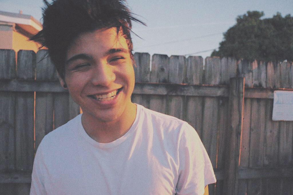 bloomygirll's tweet photo. Y todo  el esfuerzo vale la pena cuando sonríes @villalobossebas 
Lo logramos amor #SebasA600k http://t.co/CALMVchJHI