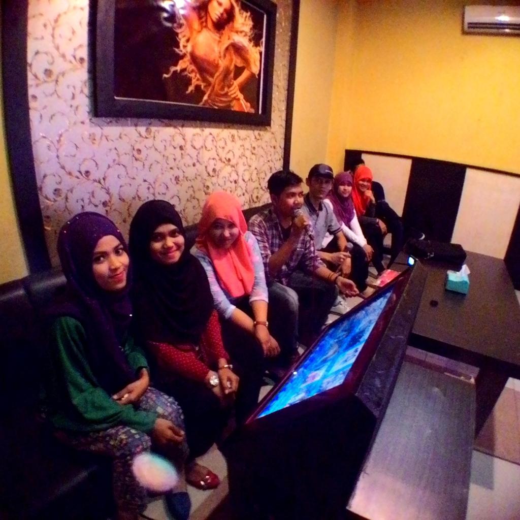 agung_satria45's tweet photo. Malapeh taragak jo kawan lamo 
:D
cc @BGasadena @arriichiro  @risakojaicha @ReskiFauzi @whie_la at All Star Karaoke http://t.co/lABC5UkyC8