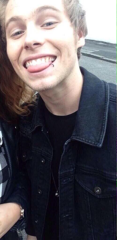 hey! I'm luke, and I really love penguins and cuddles:) 
Rt?