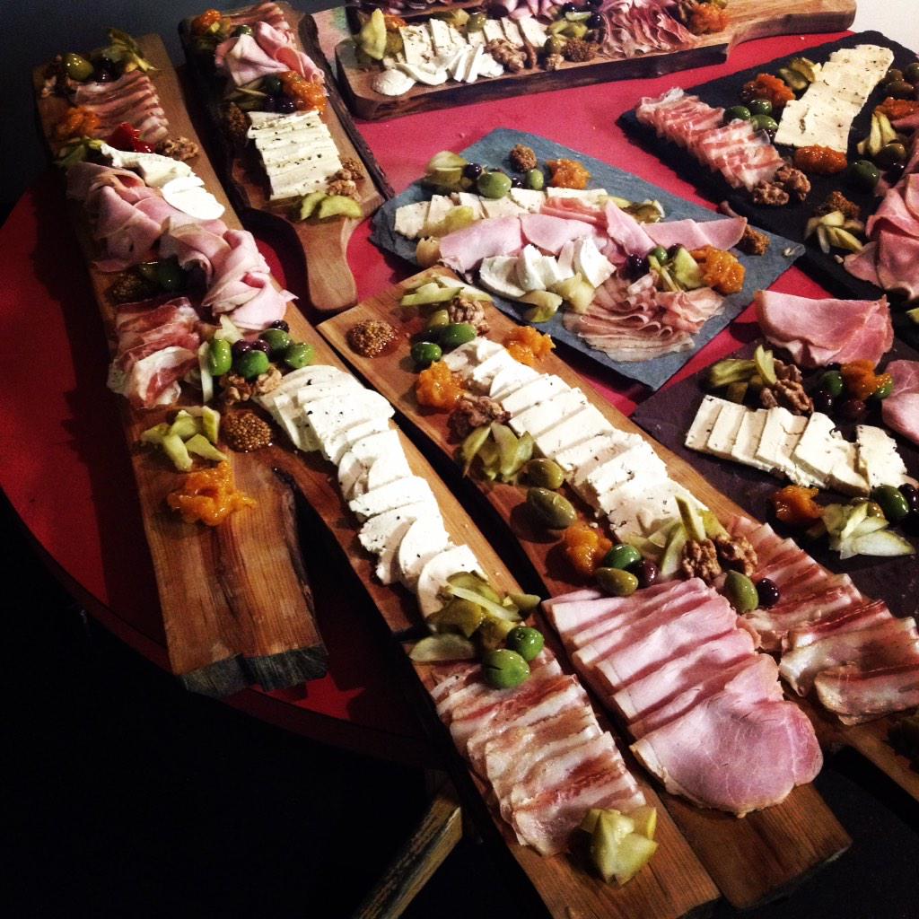 ShaunHussey1's tweet photo. @ChinchedBistro @5brotherscheese @OlevaOilsVins collaborate on these beauties @EatTheHill @Chefrogo @BonavistaChef http://t.co/ARYIG12dmz