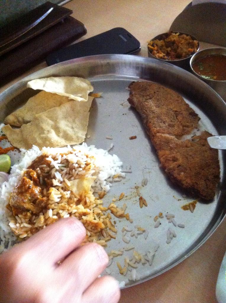 PuneFoodAlerts's tweet photo. RT @Rwac_delhi: In Pune enjoying #Marathi_food. #King_Fish #lamb #biryani_rice and #millet_bread #papadoms super http://t.co/DPFZmcnQkM