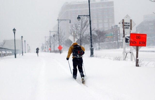 ev_sea's tweet photo. In contrast to sunny weather in California, New York prepares for largest blizzard #mchsaplang http://t.co/hlGRp7hPqN http://t.co/F2UhTQk6go