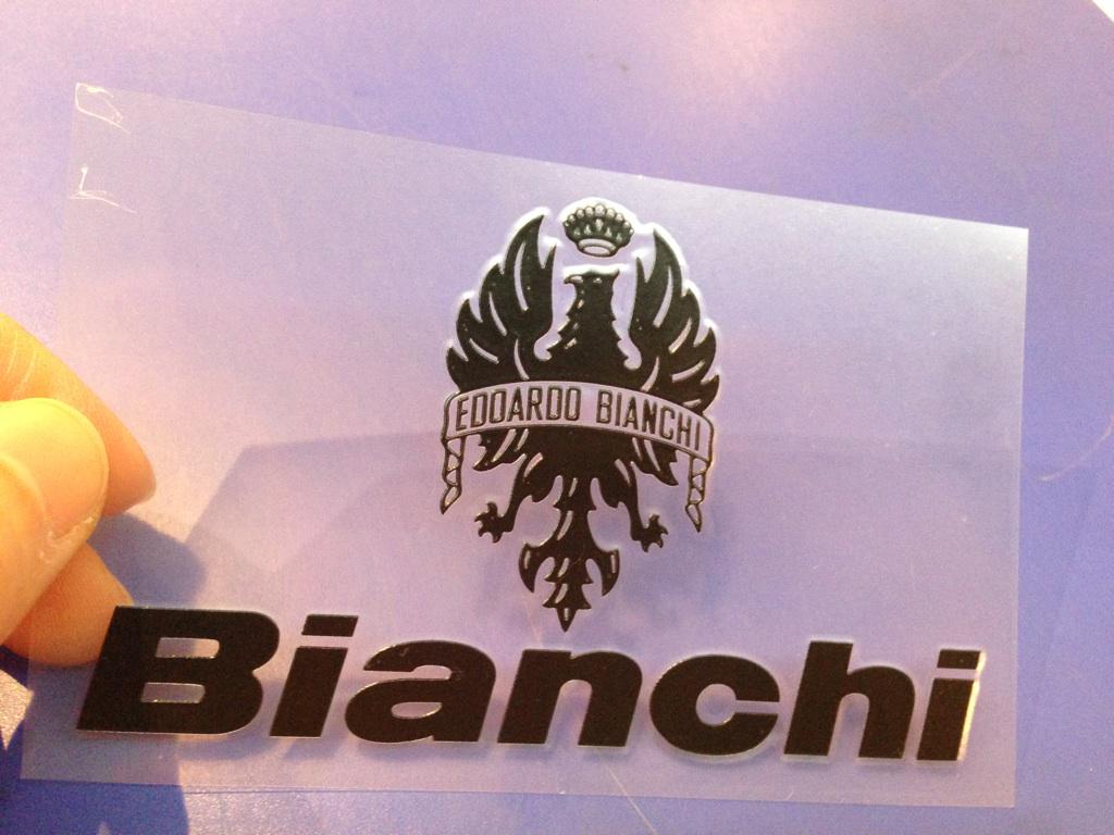 O Xrhsths Bianchi Bike Store Marunouchi Sto Twitter こっそり入荷 Bianchiロゴのステッカーです 白と黒の2種類ですよ 小さめサイズなので ケータイとかにも貼れちゃいそうです 数が少ないので気になる方はお早めに ご来店お待ちしてます Bianchi