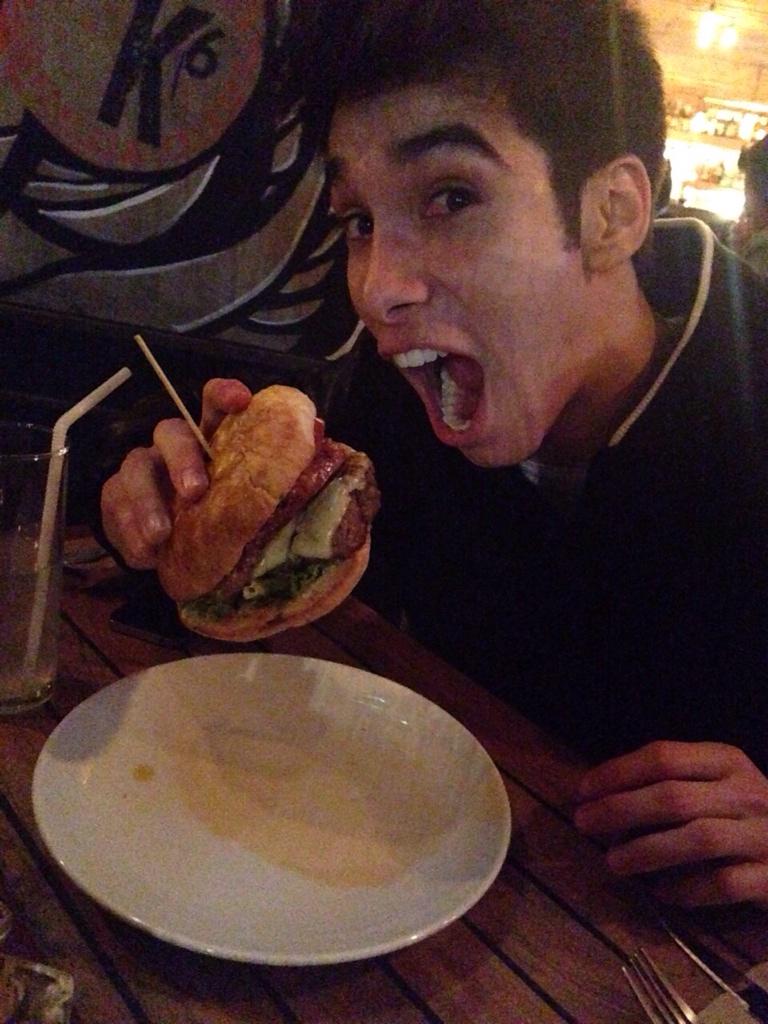 AlexSoteIo's tweet photo. Que buena hamburguesa 🍔 ¿Quieren? 🙈 http://t.co/IK1vml6yqX