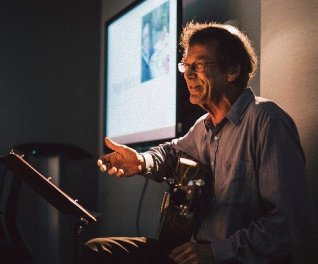 TEDxReporter's tweet photo. Él escribe canciones de sus #TEDtalks favoritas. Conocé a Nigel Gordon http://t.co/QxREGgN32N http://t.co/buxEbGu4Yk