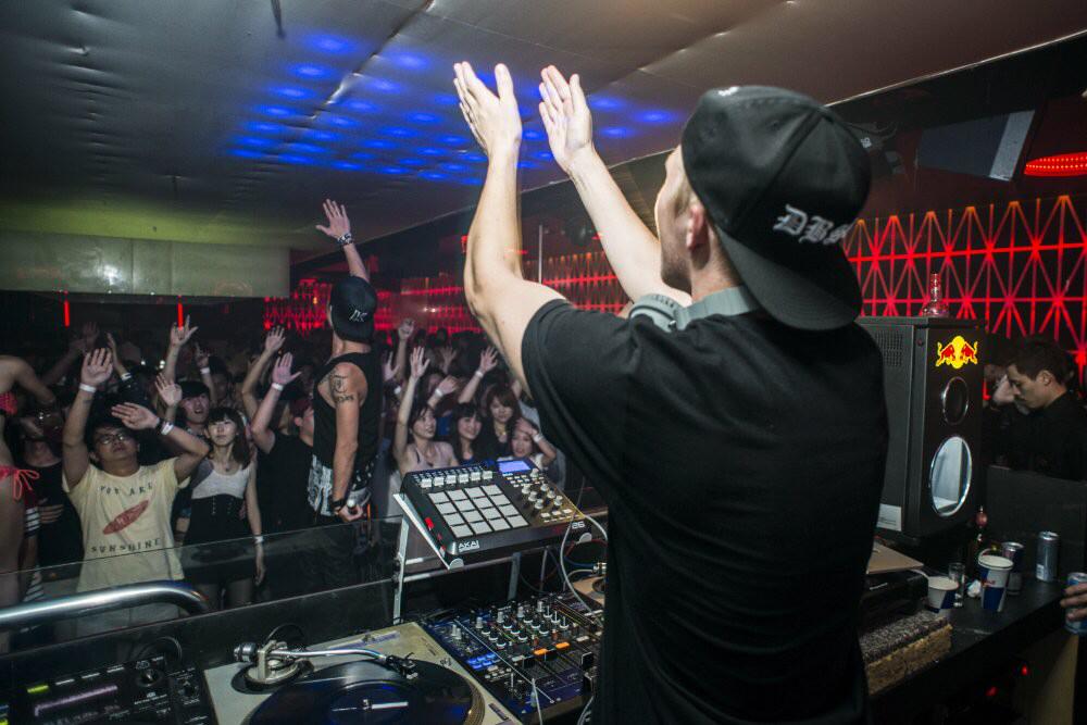 redbullAZ's tweet photo. Join us Tuesday night to kick the week off w/@DakotaBarAZ @Fourcolorzack @djcircleaz @DJKnickKnack http://t.co/qNuCcrt8kC